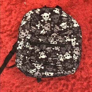 Black and white skull YakPak